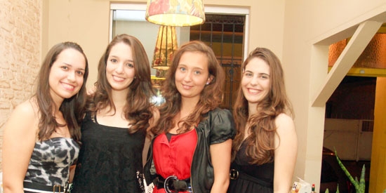 As amigas Nathalia Borin, Camila Martinelli, Natalia Matczak, Carolina Sabbag Salotti degustaram as delícias do Pastel do Lu noite dessas...
